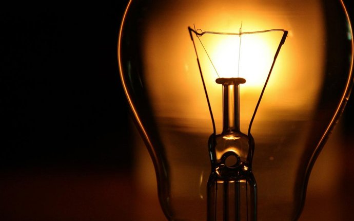 Did Tesla invent the light bulb